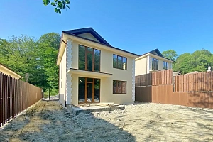 Коттеджный поселок граничащий с лесом