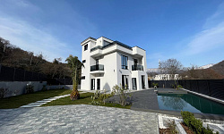 Дом с бассейном в Сочи