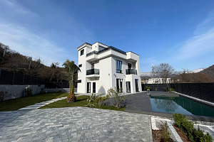 Дом с бассейном в Сочи