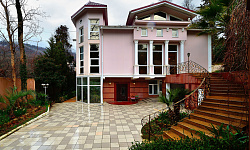 Дом с ремонтом и придомовой территорией 